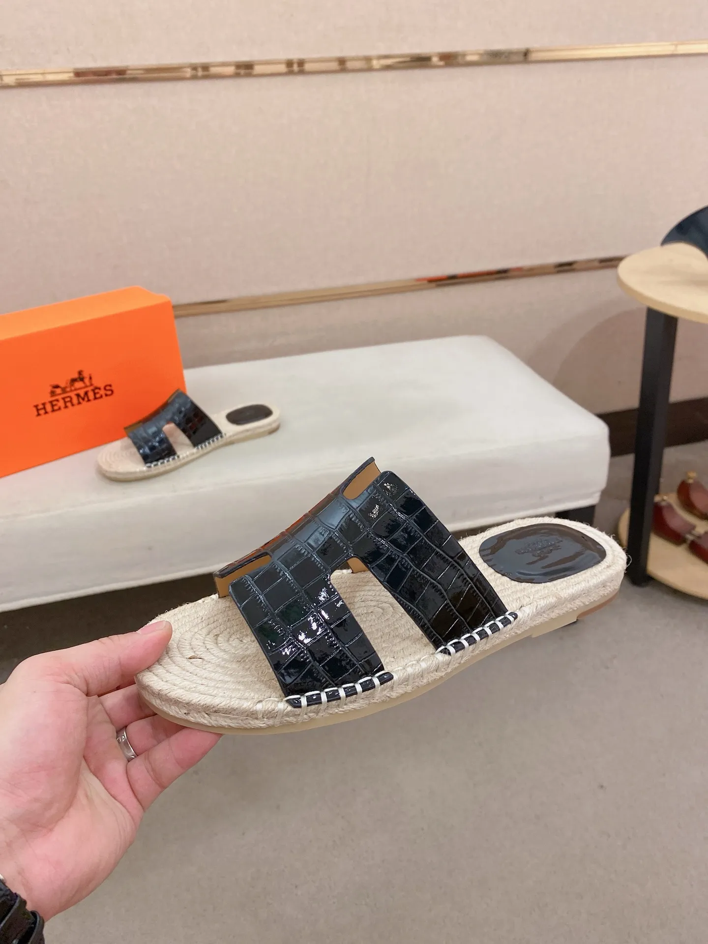 Factory price: 340💰high-end version. "HERMES" Hermès 💁♂️Men's casual slippers, compare the quality at the counter🧚🏿♂️ The upper is made of cowhide leather 🐊crocodile pattern workmanship, purely hand-drawn, raw rubber breathable and non-slip outsole, the inner is breathable and comfortable lambskin, the density is 100% comfortable, the original rubber outsole is wear-resistant and has a code number of 38-44. Can be customized 45-46-47💥🏆